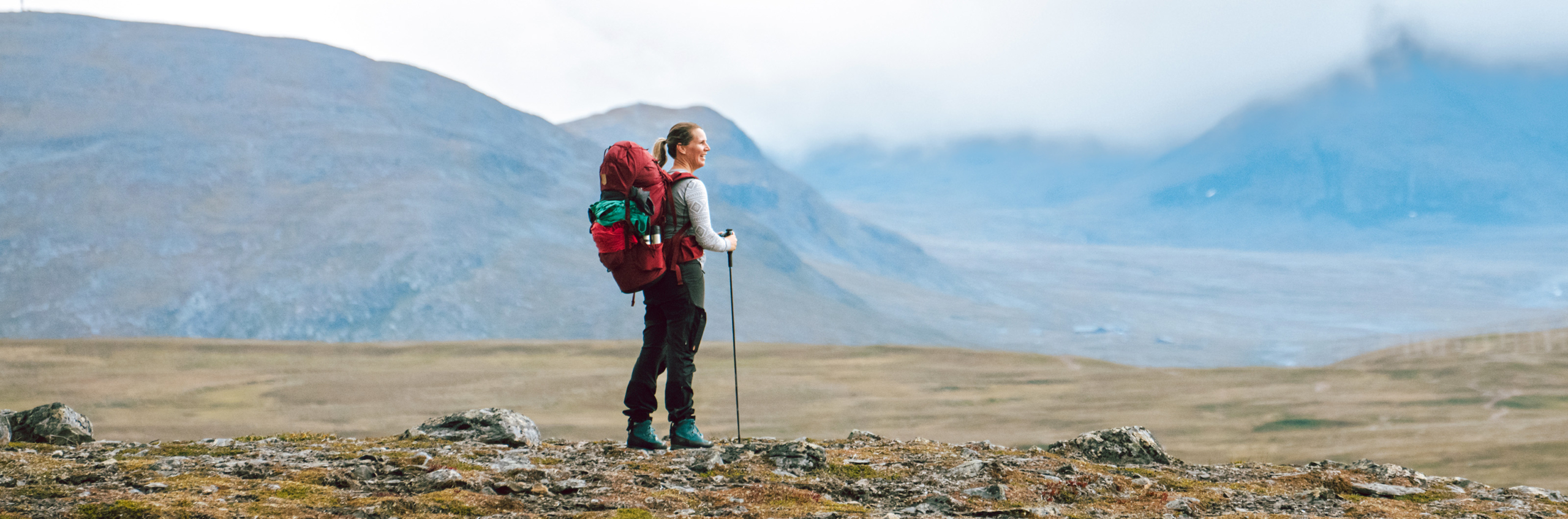 Kvinna vandrar Jämtlandstriangeln.