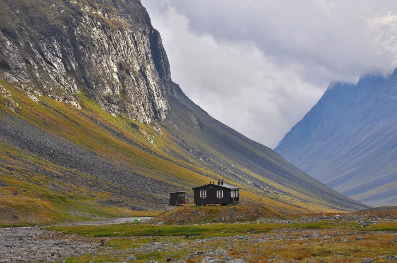 STF Nallo fjällstuga med fjäll i bakgrunden.