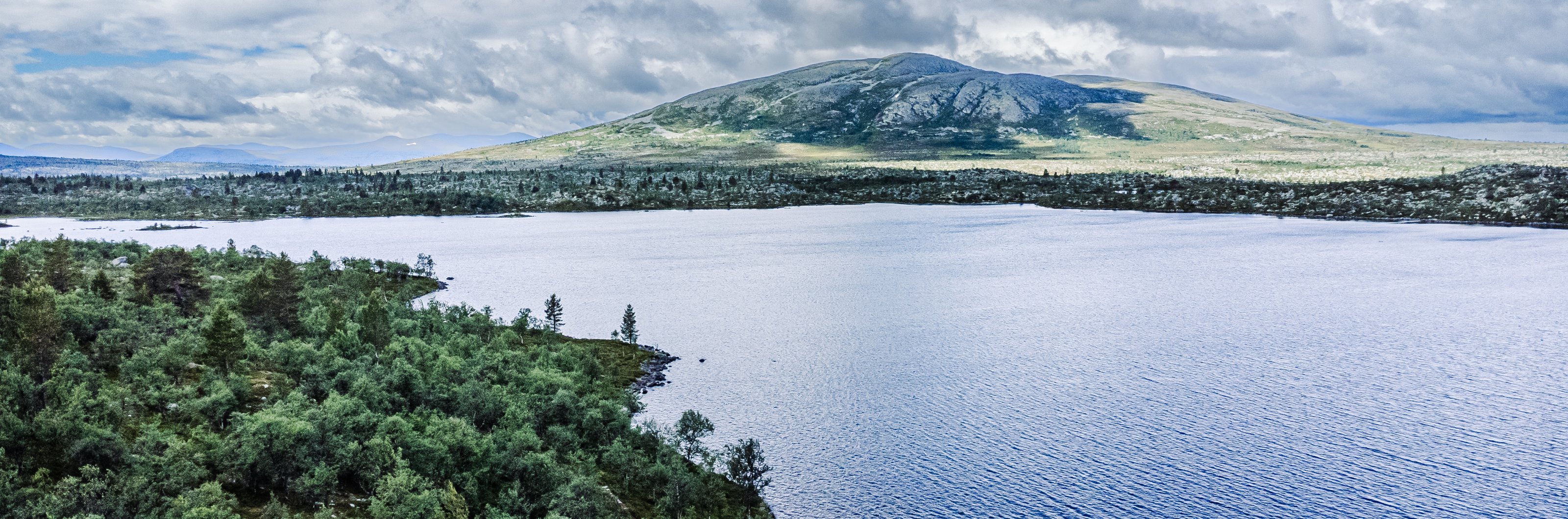 Mountains and a lake in Rogen. 