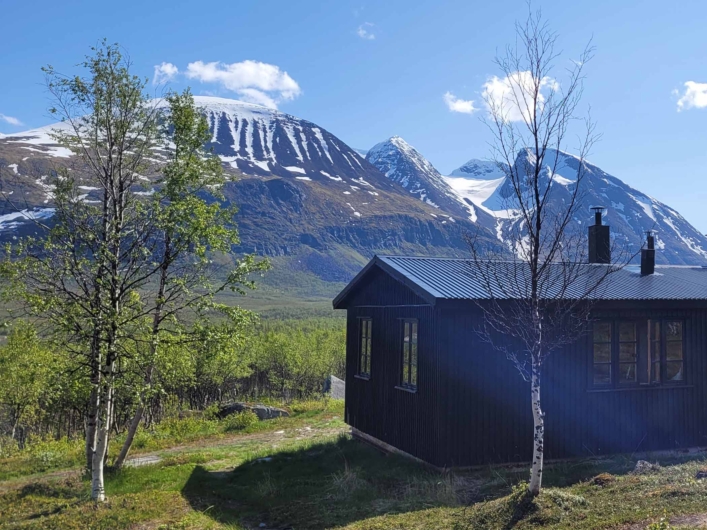 Akkastugan med berg i bakgrunden.