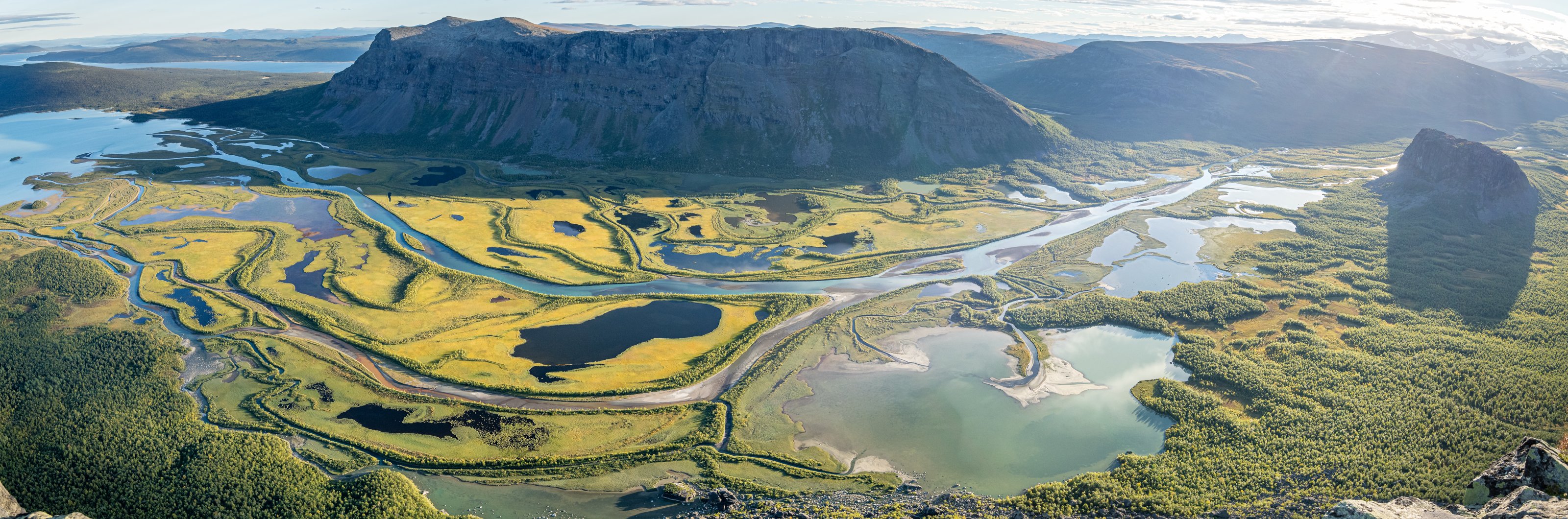 Fjäll och floddeltat från Skierfeklippan med utsikt över bergen i Sarek.