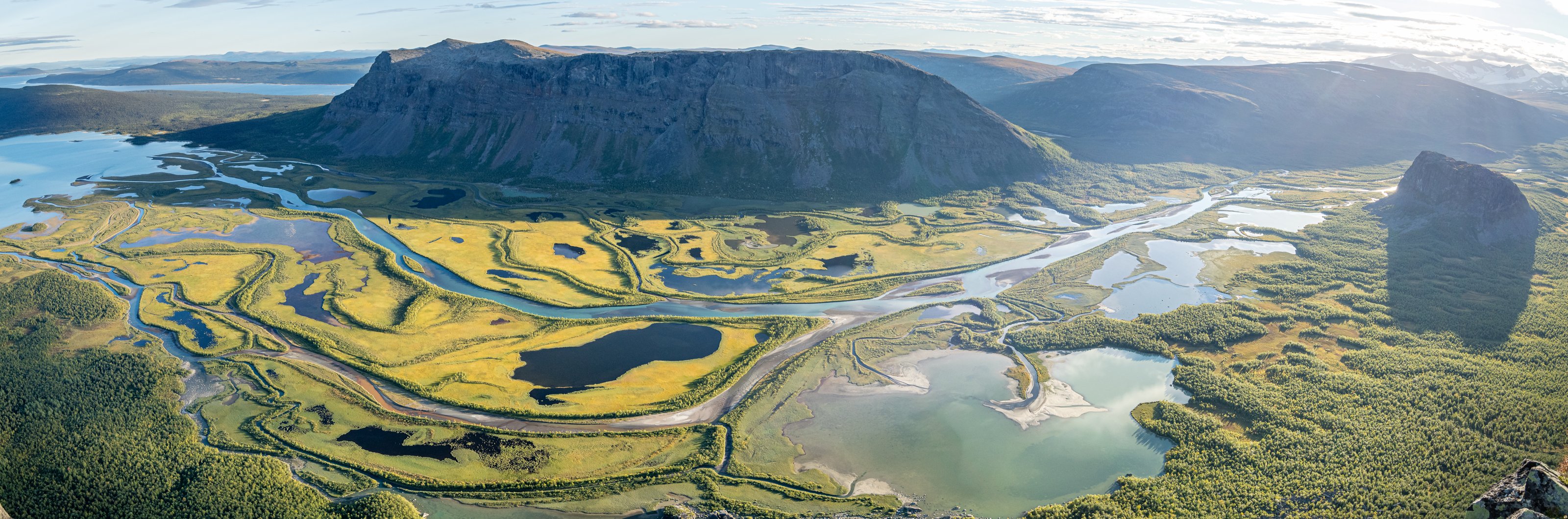 Flodsystemet och bergstoppar från Skierfeklippan i Sarek. 