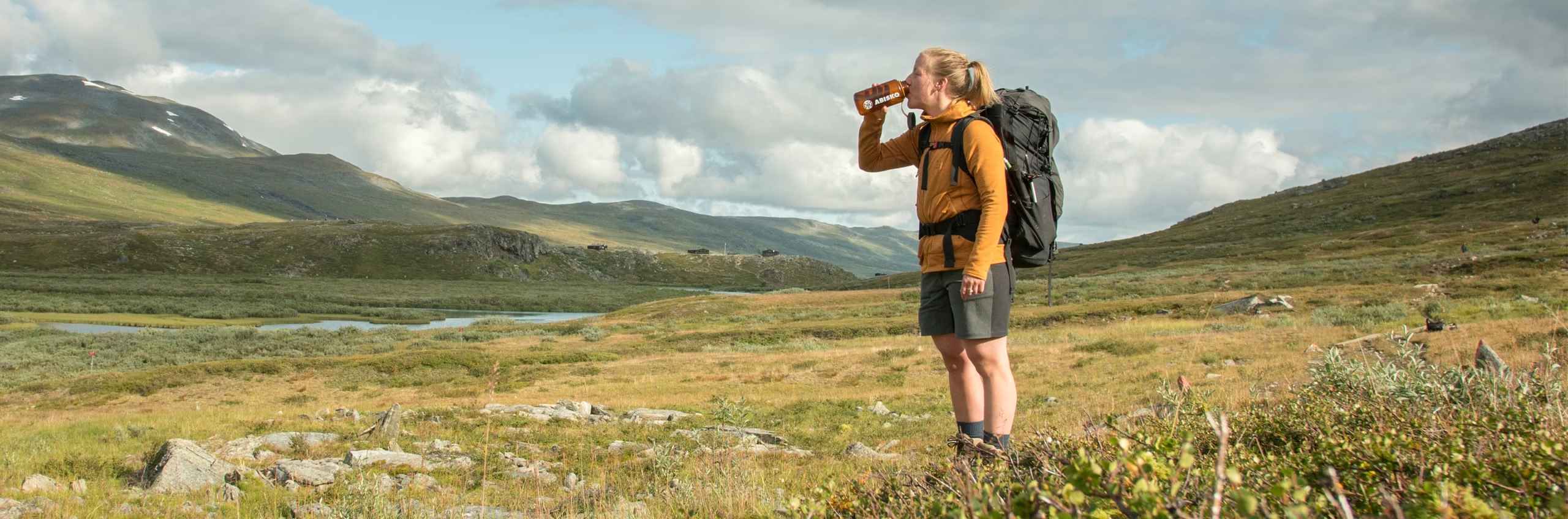 Kvinna tar en paus längs Kunglseden för att dricka.