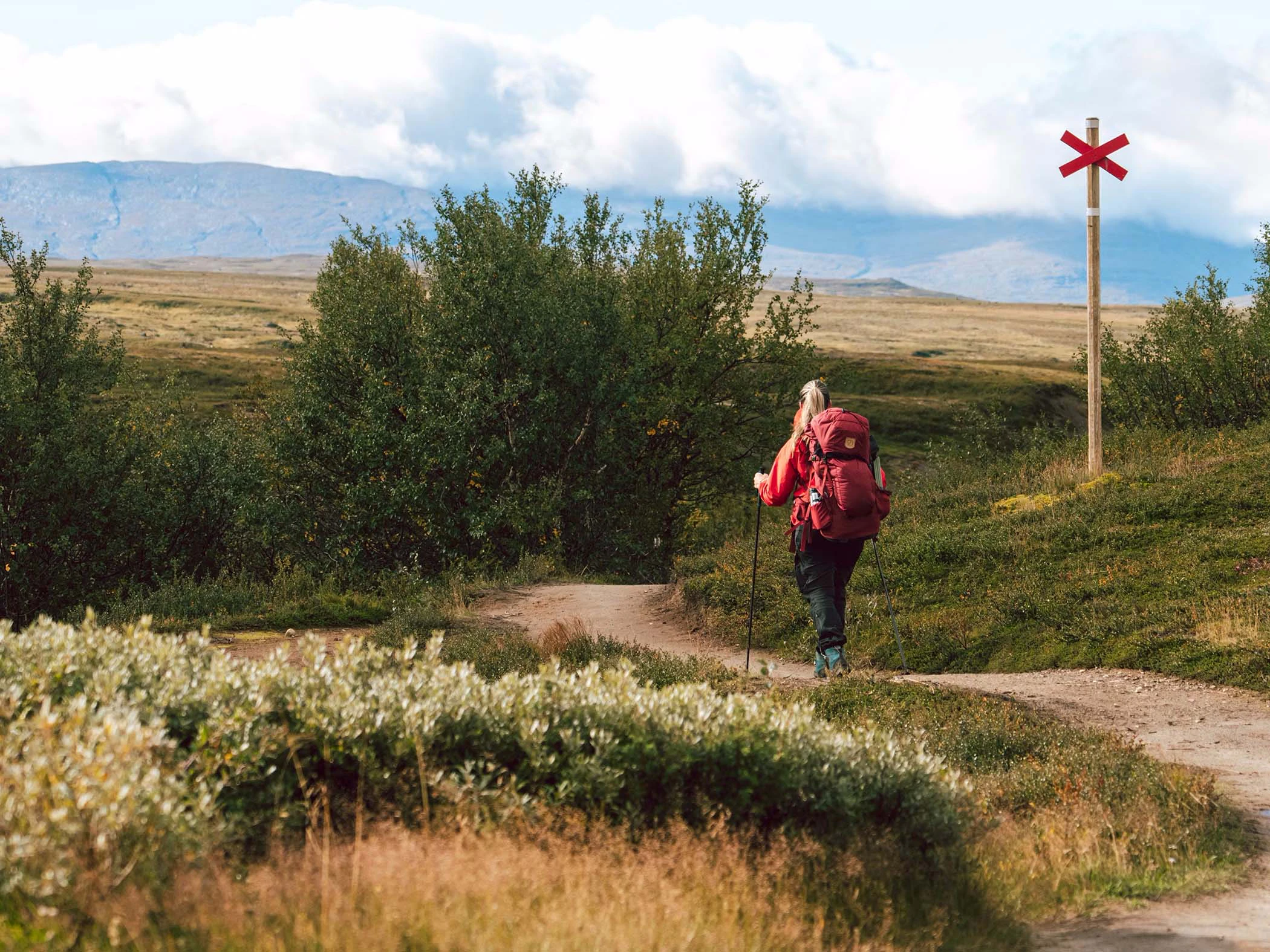 Kvinna med ryggsäck vandrar Jämtlandstriangeln.