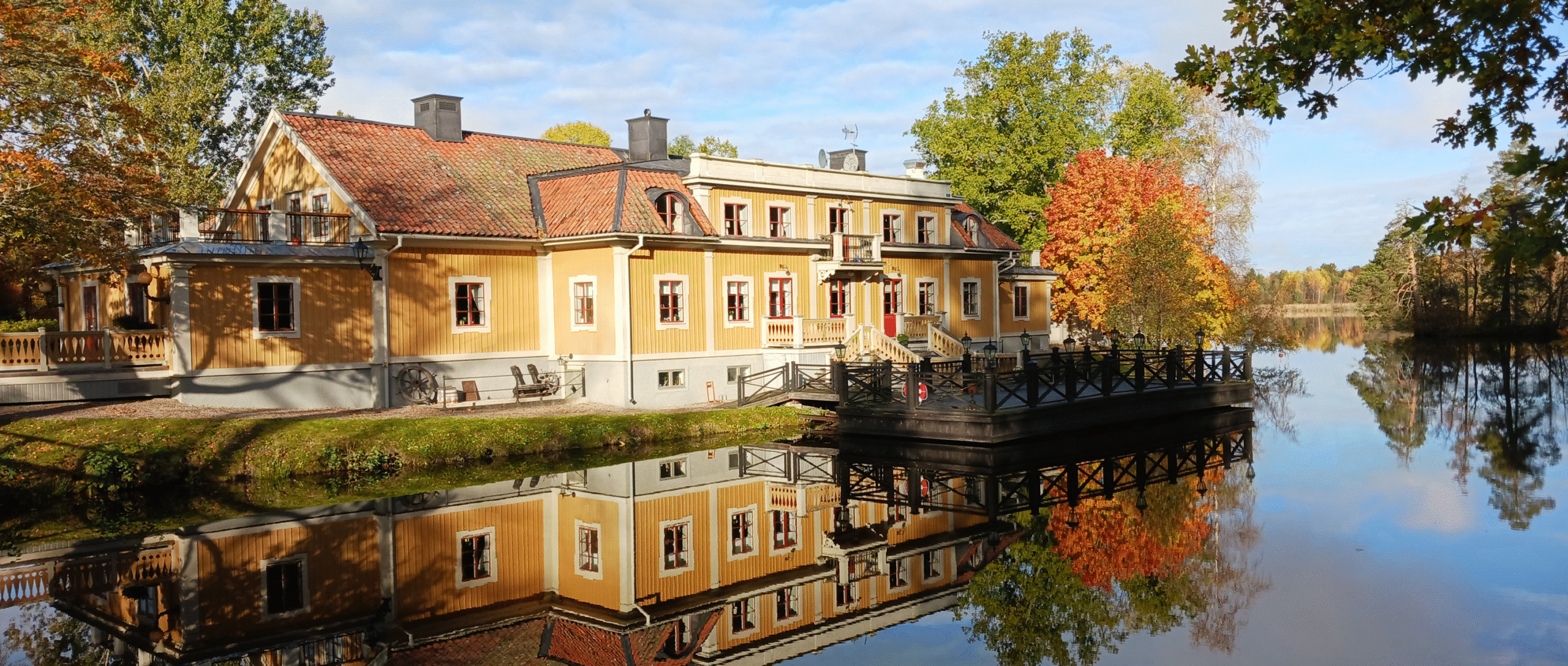 Duveholms herrgårds utsida i höstlandskap.