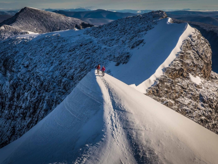Topp bestigning till Kebnekaise, med tre personer på toppen. 
