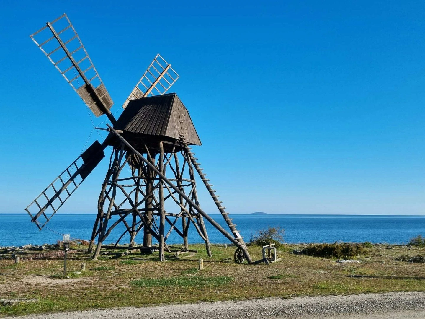 Väderkvarn på Öland en solig sommardag med utsikt över havet.