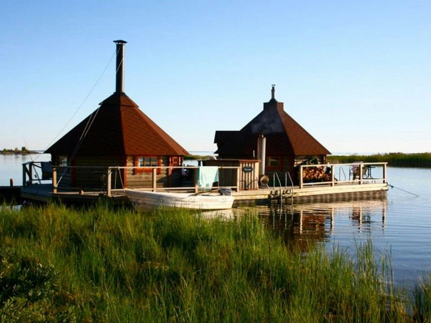 En sjöbastu på flotte i vänern vid Lurö.