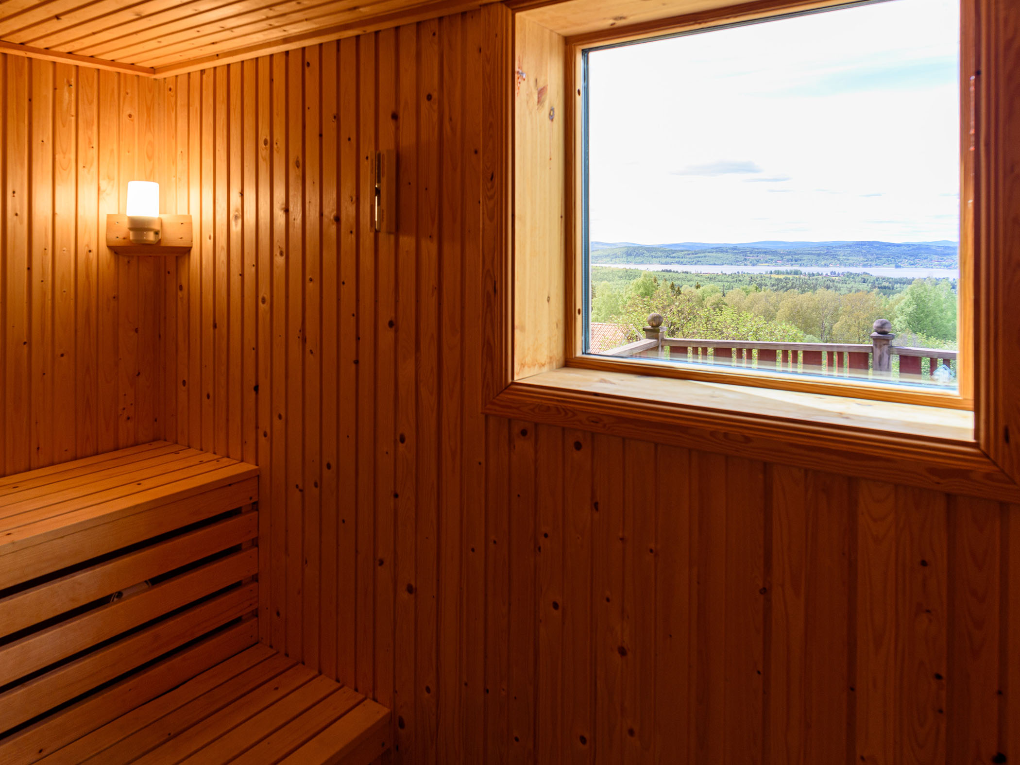 Bastu i trä med fönster hos Pensionat Soltägtgården och utsikt över sjön Siljan.