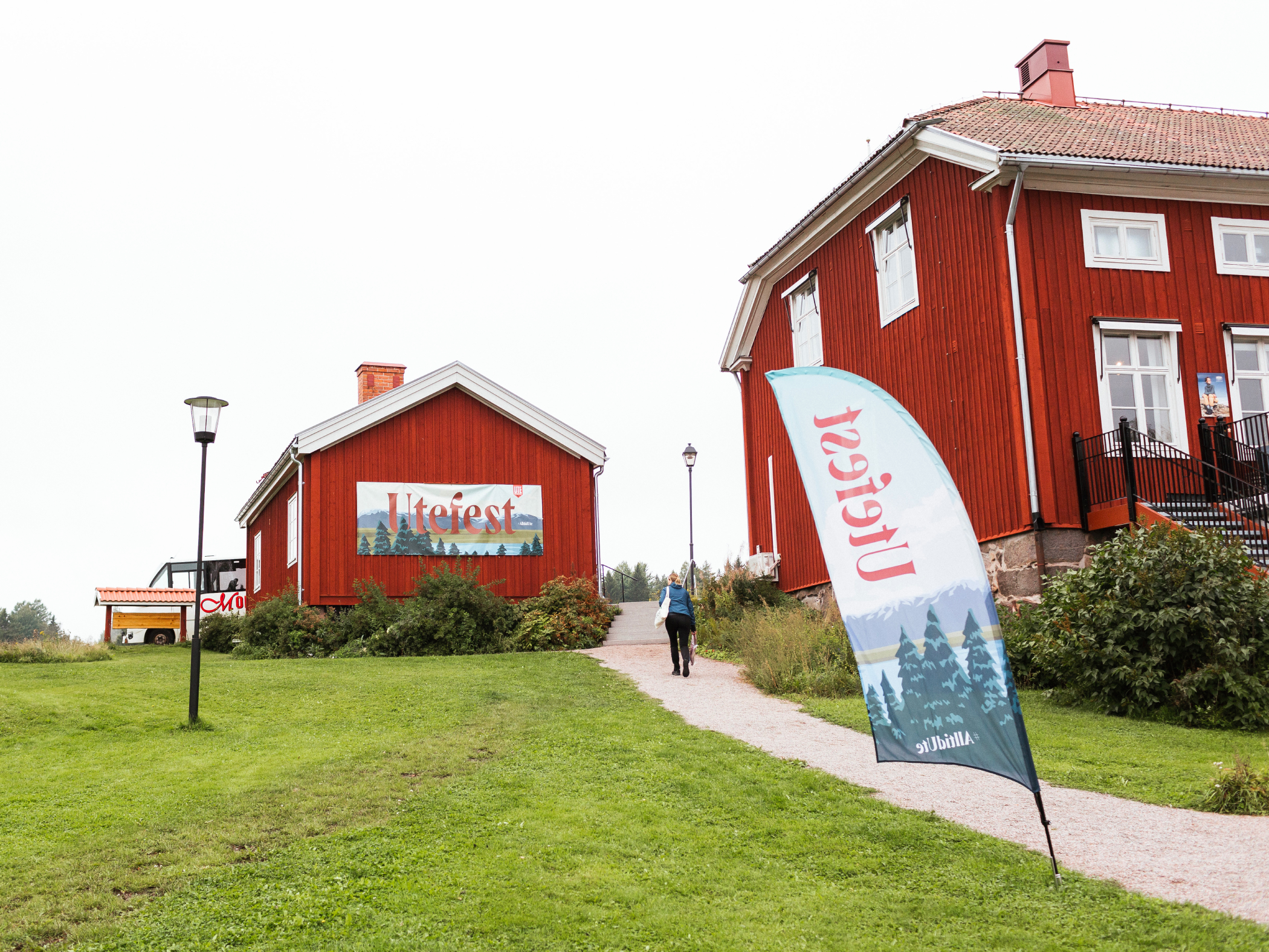 Röda trähus med en skylt där det står 