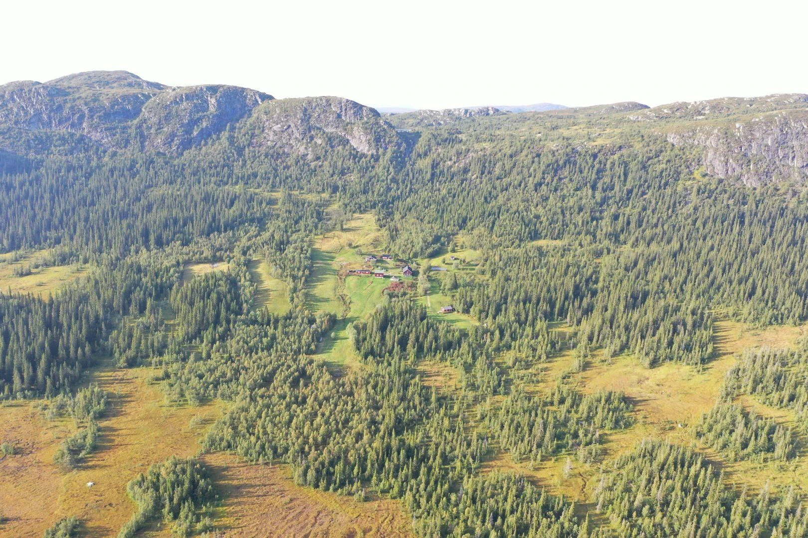 Flygfoto över Almdalens fjällgård i Jämtland.