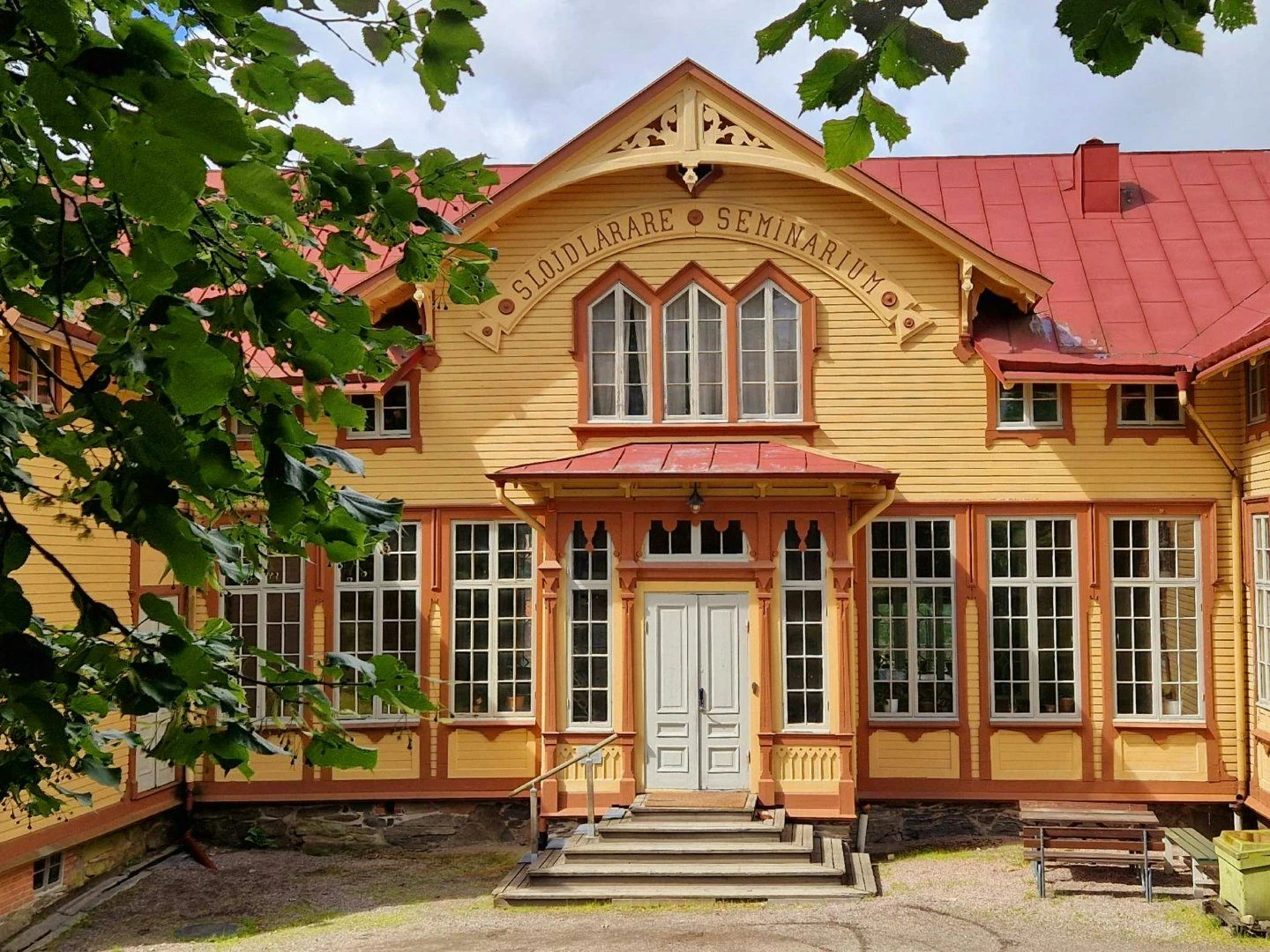 Nääs vackra slöjdsalsbyggnad för kurser.