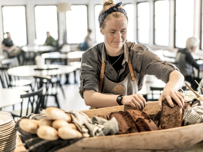 En kvinna som arbetar på Sylarna och bakar bröd.