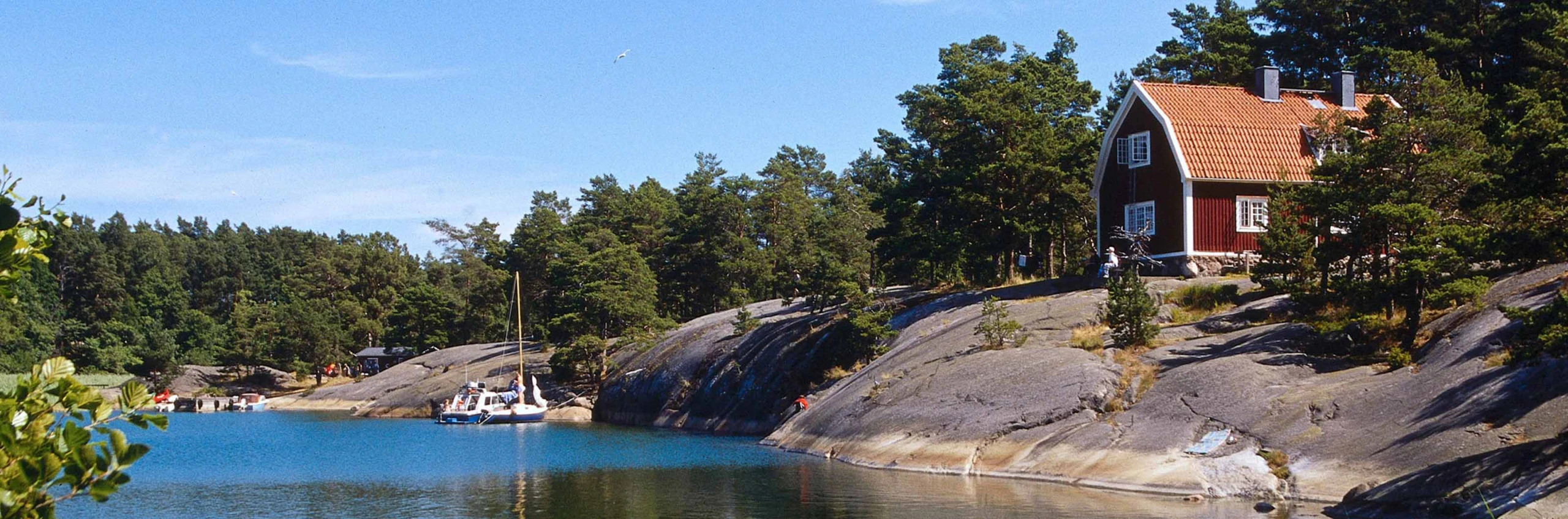 STF Stora Kalholmen Vandrarhem och båtar i viken.