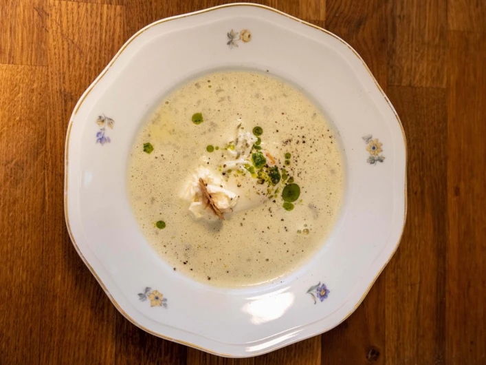 Djup tallrik med soppa. 