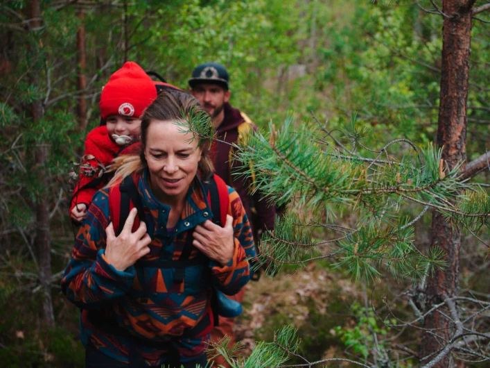 En barnfamilj vandrar i tallskog på Signaturled södra Tjustleden.