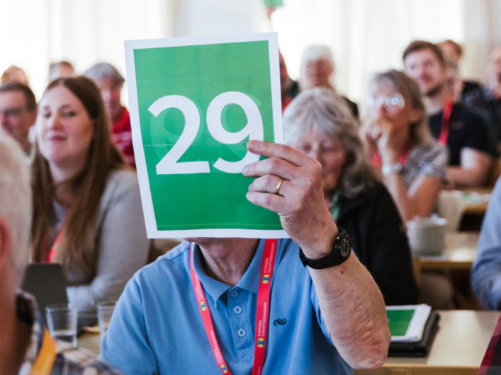 En person håller upp en skylt på STFs riksstämma.