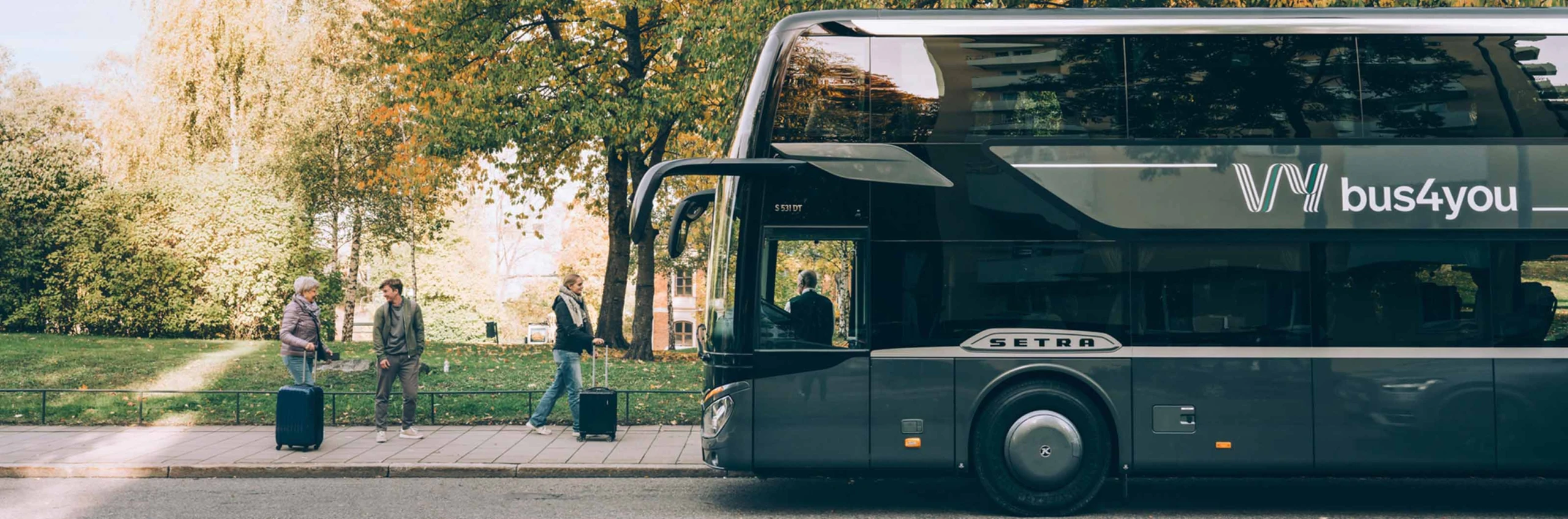 En buss och personer med resväskor.