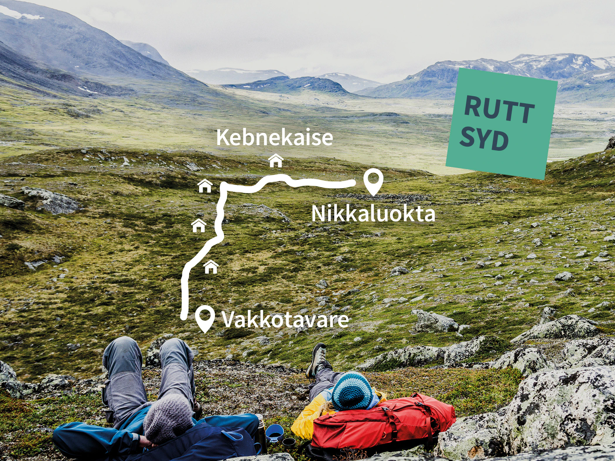 vandrare som blickar ut över fjällen.