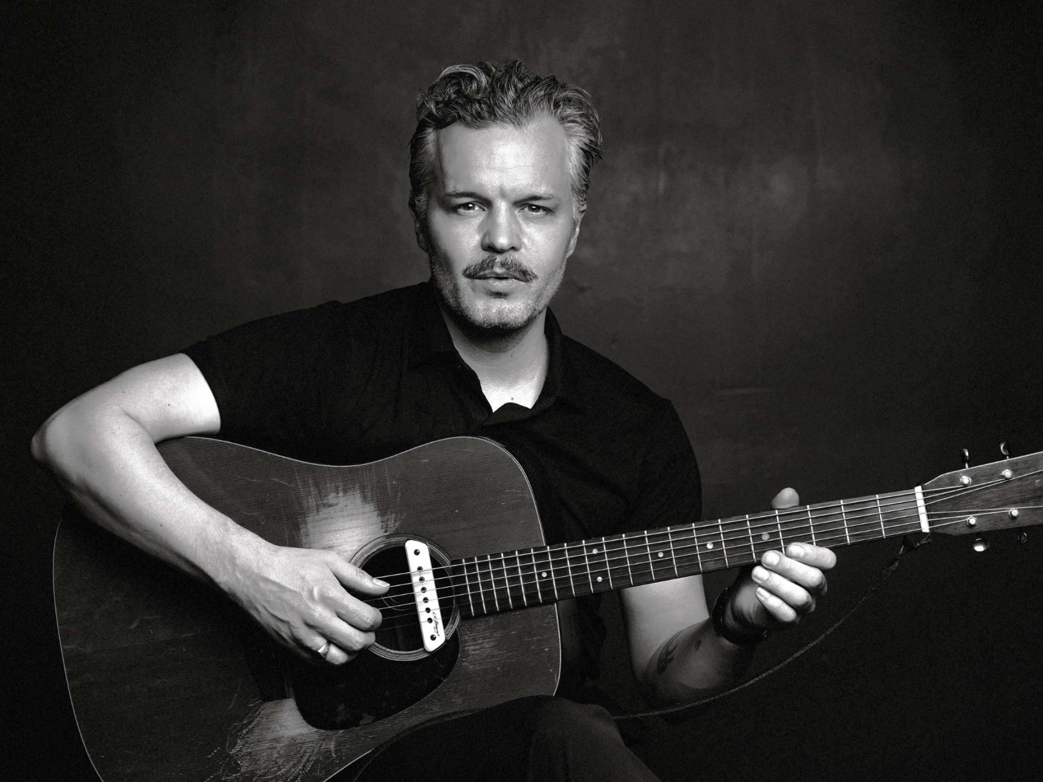 Artisten Tallest Man on Earth med en gitarr.