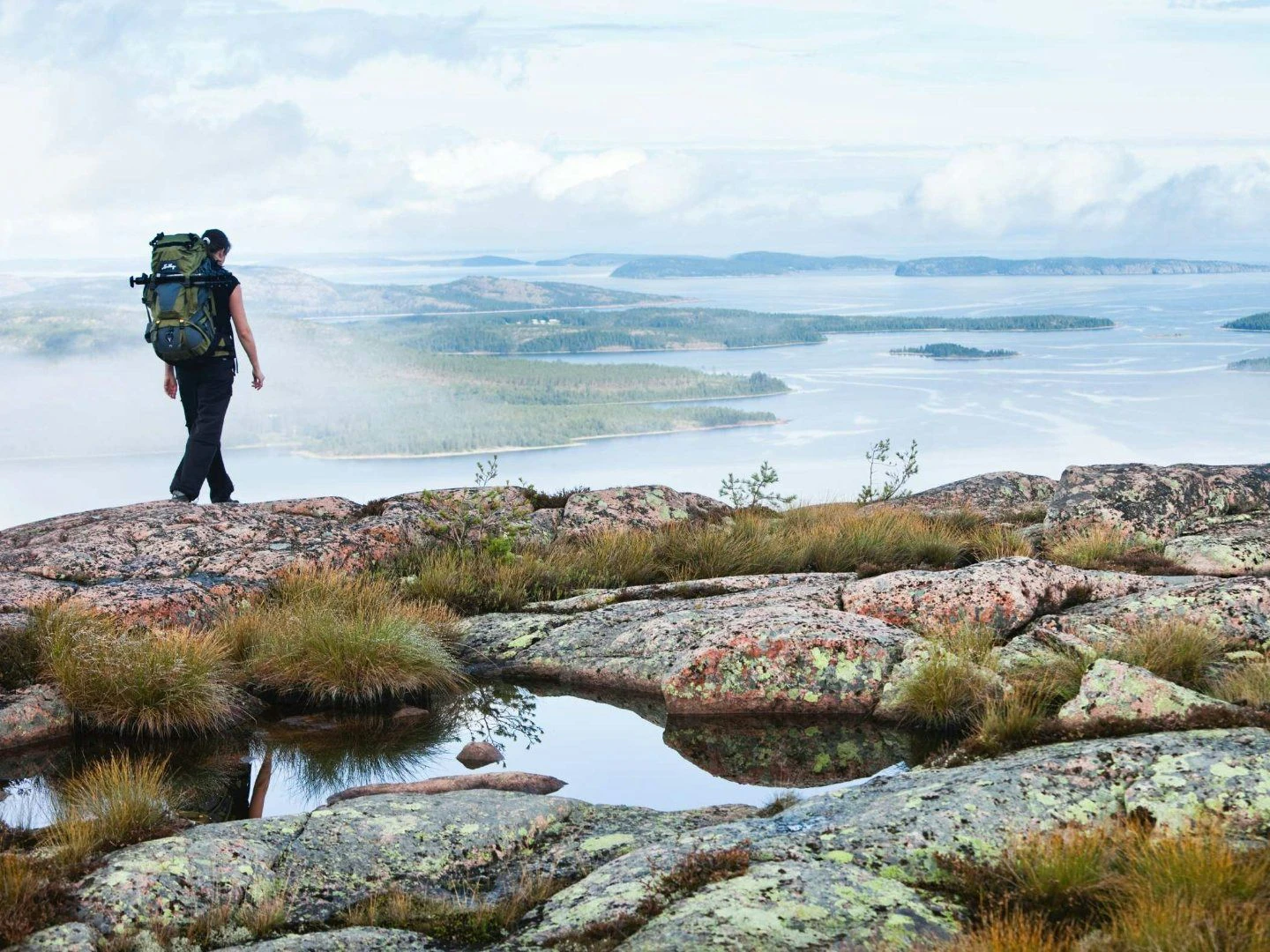 Ensam vandrare på klipporna vid Skuleberget.