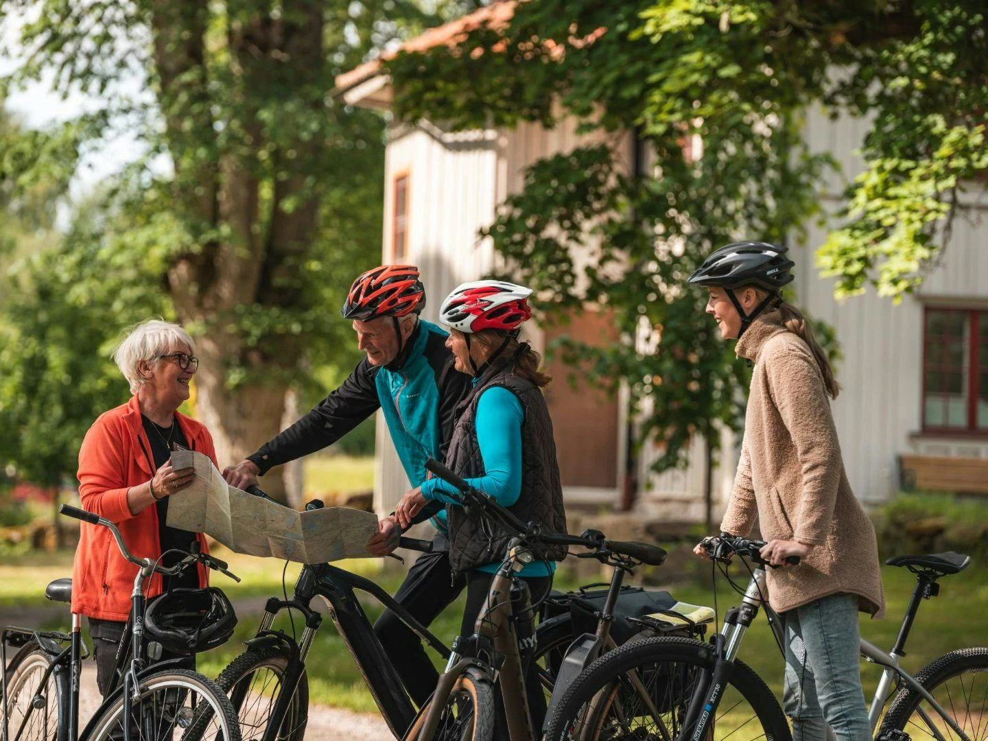 Cyklister som planerar sin rutt och tittar på en karta.
