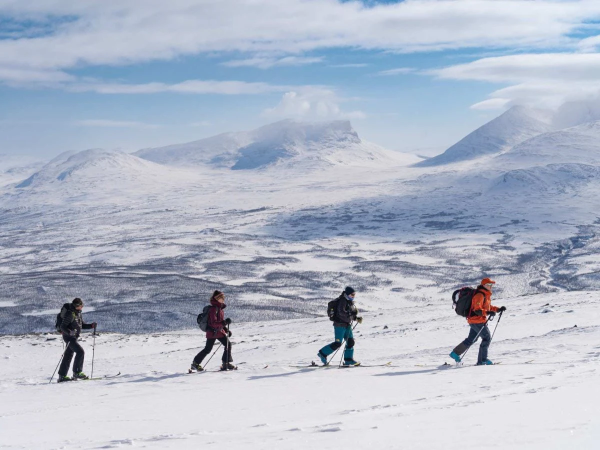 Fjällskidåkare på tur i vinterfjällen.