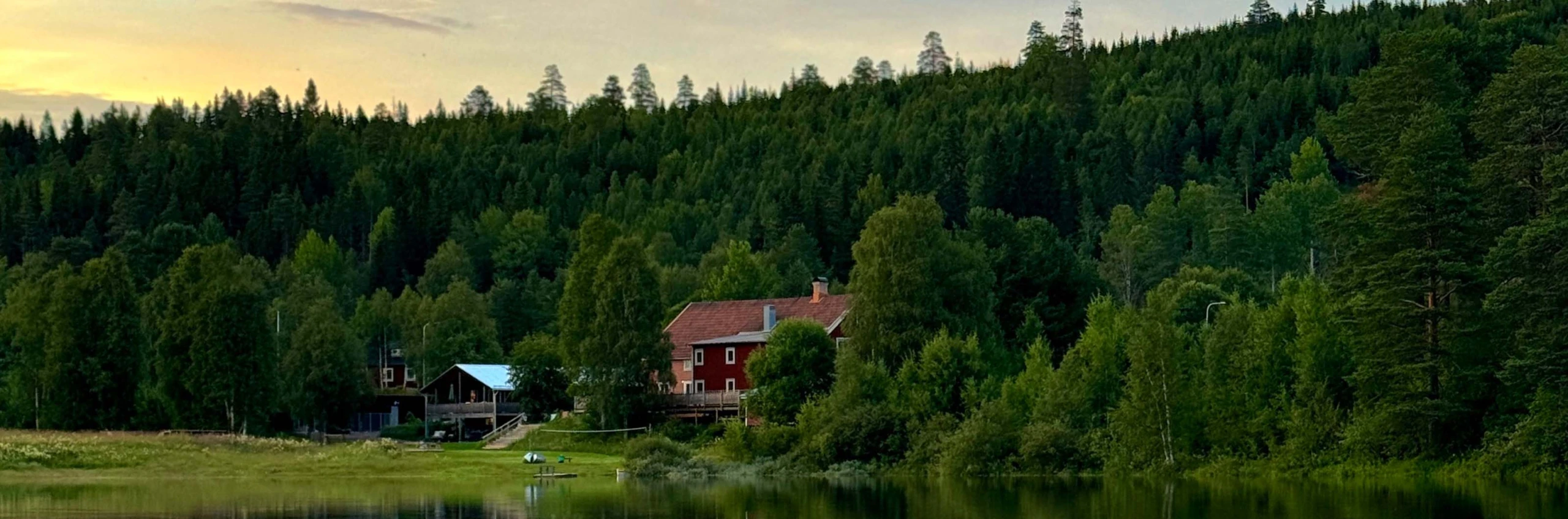 Ett rött hus inbäddat i skog i Sälen.