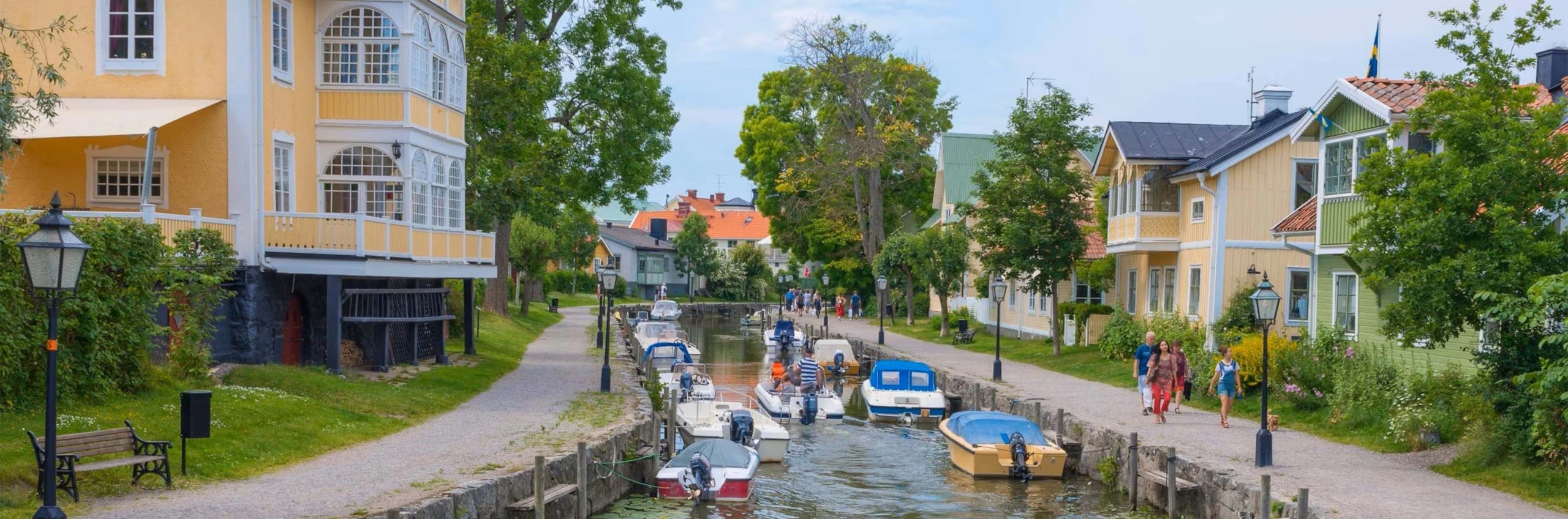 Bild på Trosa kanal med småbåtar.