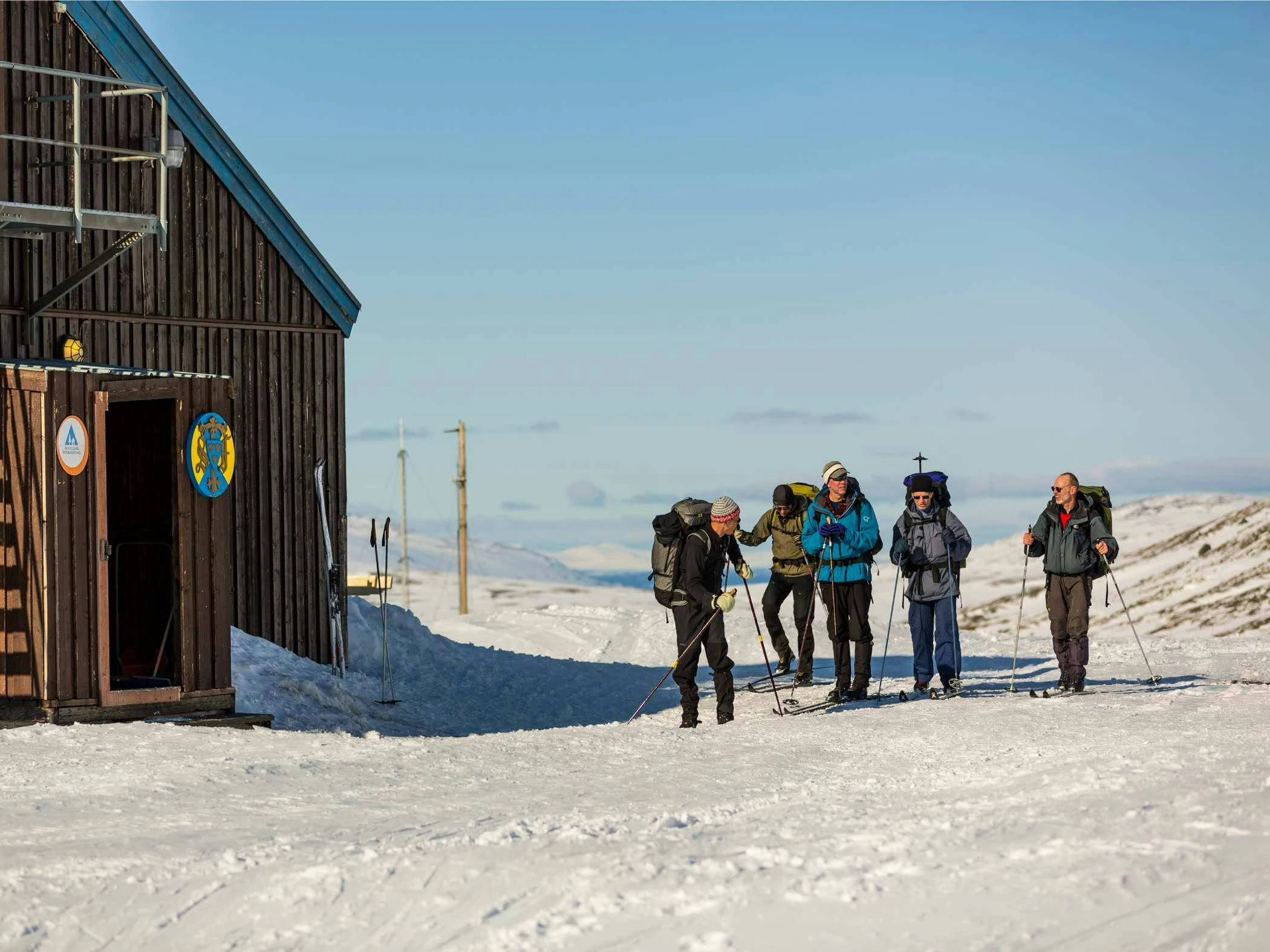 En grupp människor utanför Sylarnas Fjällstation, på väg ut på skidtur.