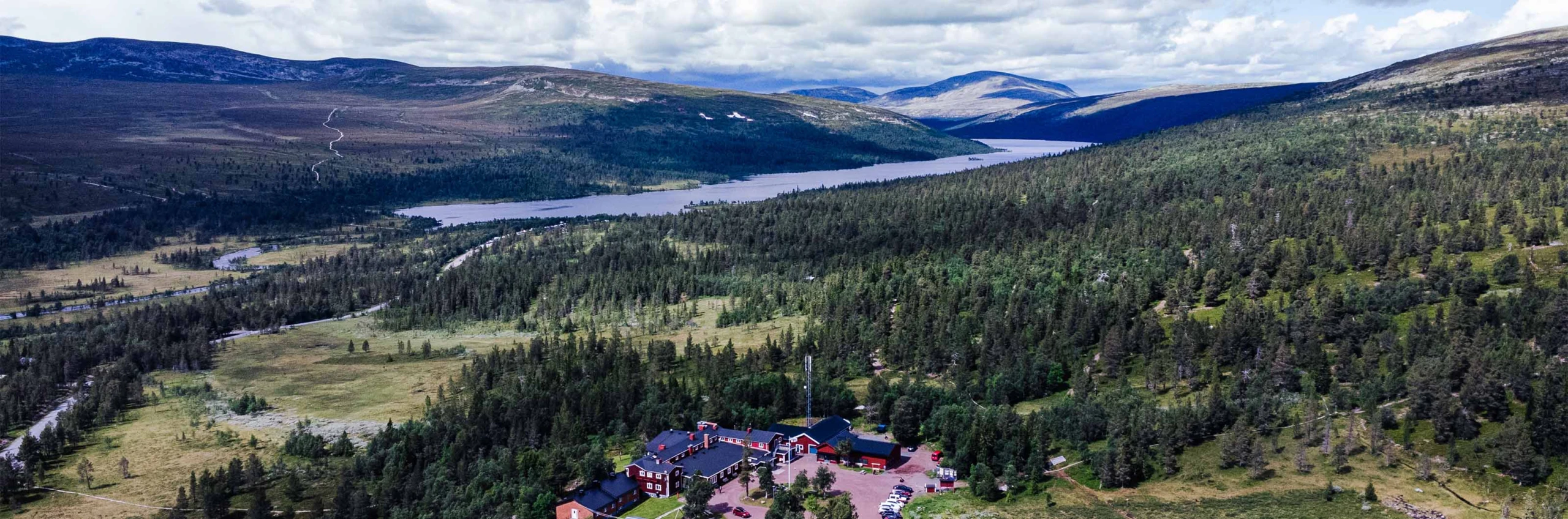 Drönarbild på Grövelsjöns fjällstation och grövelsjöfjällen.
