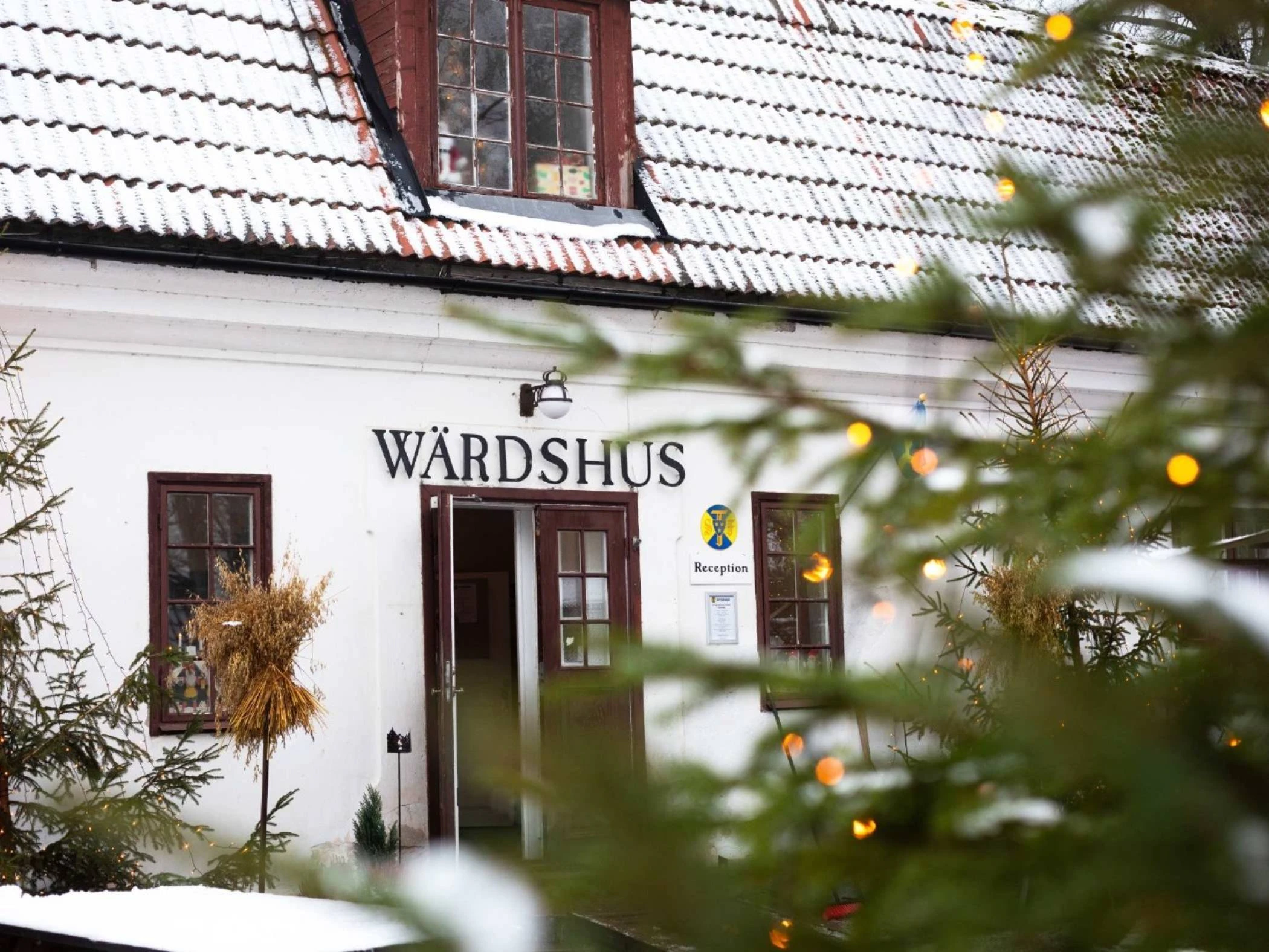 Entrén till Gysinge Wärdshus under vintern, med en julgran