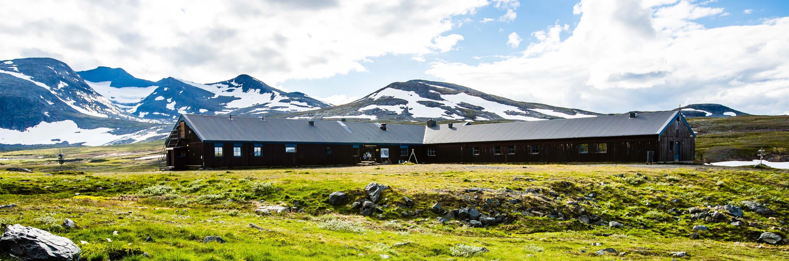 Sylarnas fjällstation med Jämtlandsfjäll i bakgrunden.