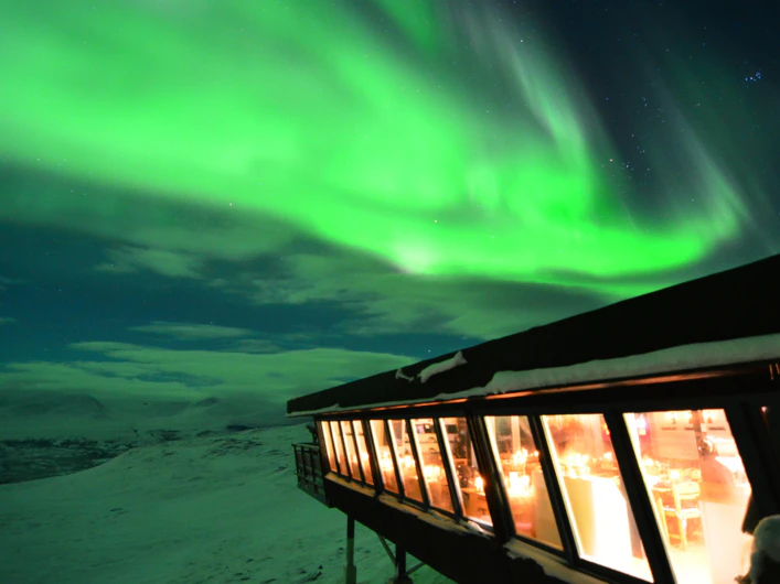 STF Aurora Sky Station restaurang under norrsken.